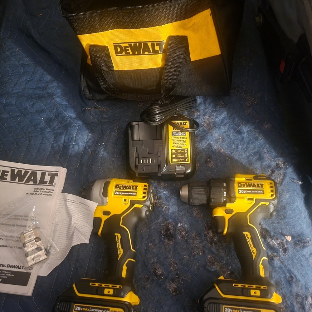 DeWalt 20v drill set - Picture 2 of 3